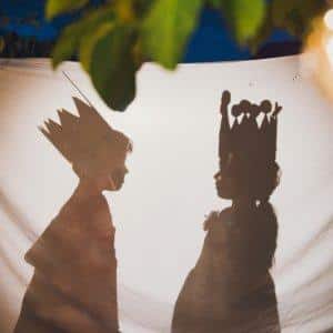 Poster activité théâtre: deux ombres d'enfants, roi et reine, sur un drap blanc.