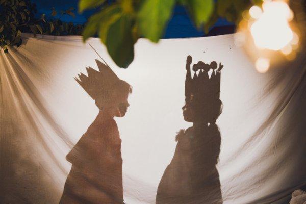 Poster activité théâtre: deux ombres d'enfants, roi et reine, sur un drap blanc.