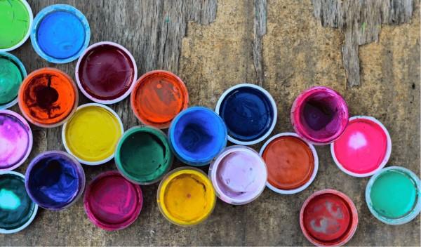 Photo de petits pots de peinture de différentes couleurs