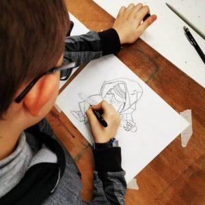 Enfant en train de dessiner pendant un atelier
