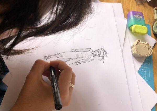 Enfant qui dessine un personnage de manga