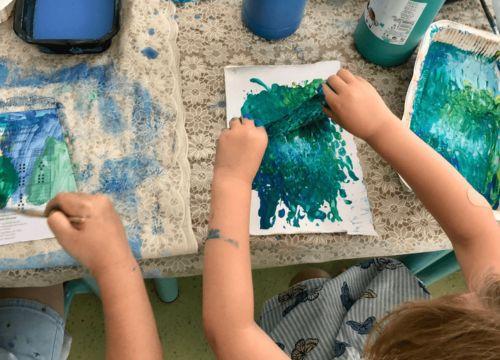 Activité de peinture pour les enfants d'une collectivité