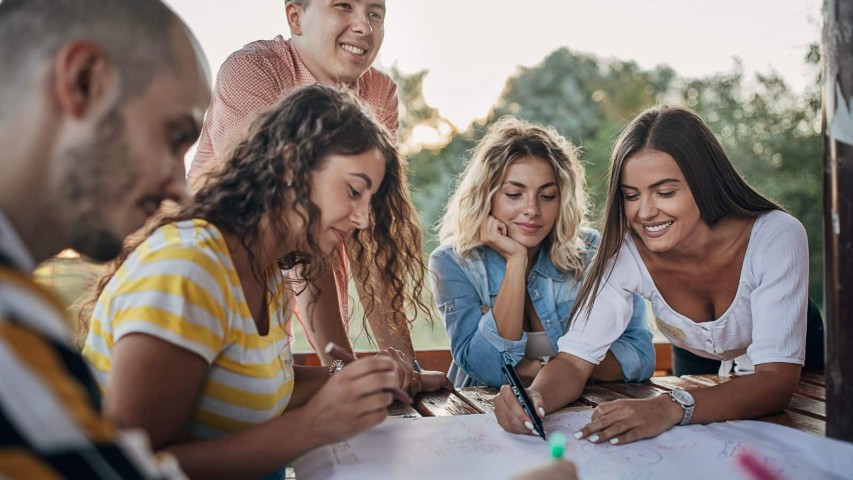 Participants d'un stage, en train de dessiner