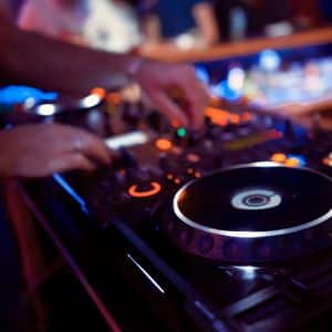 DJ en animation musicale lors d'une soirée de mariage en région parisienne