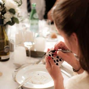 Animation magie close-up pour les invités d'un mariage en Île-de-France